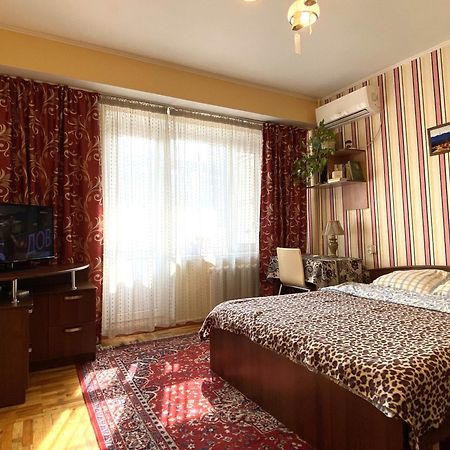 "Арбат" Центр Квартира- Apartment "Arbat" الماتي المظهر الخارجي الصورة